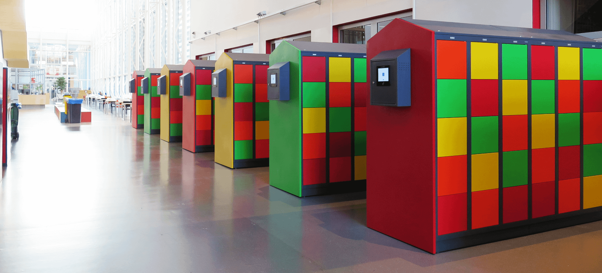 Electronic luggage lockers